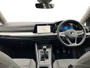 VOLKSWAGEN GOLF 2022 (72)