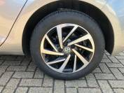VOLKSWAGEN GOLF 2020 (20)