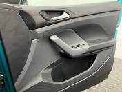 VOLKSWAGEN T-CROSS 2020 (20)