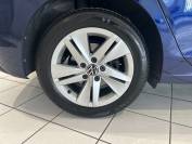 VOLKSWAGEN GOLF 2022 (72)